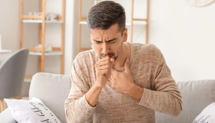 كيف يمكن علاج السعال والتهاب الحلق مع استمرار تقلبات الطقس؟