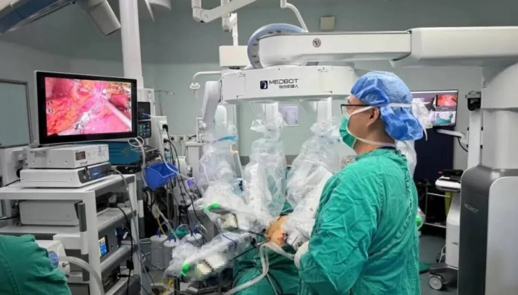 لأول مرة: عملية جراحية معقدة دون تدخل بشري يقودها روبوت صيني