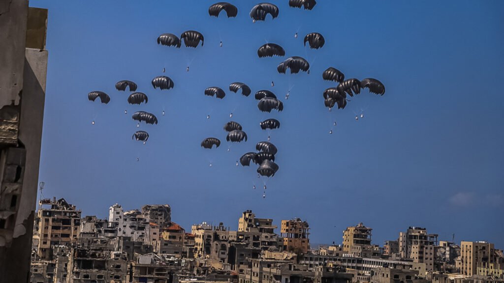 قوافل المساعدات تنطلق من مصر إلى غزة مع استئناف عمليات الإسقاط الجوي