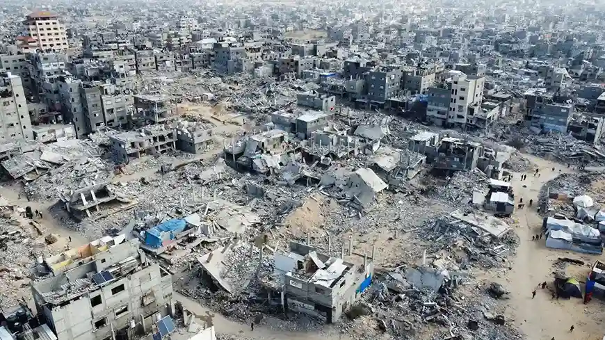 تصعيد إسرائيلي عنيف في غزة بالتزامن مع جهود مصرية–قطرية لوقف النار