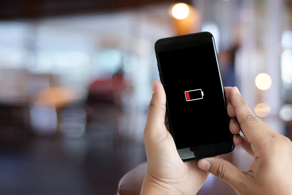 6 تطبيقات شهيرة تستنزف بطارية هاتفك بسرعة: تعرّف عليها وكيفية الحد من تأثيرها