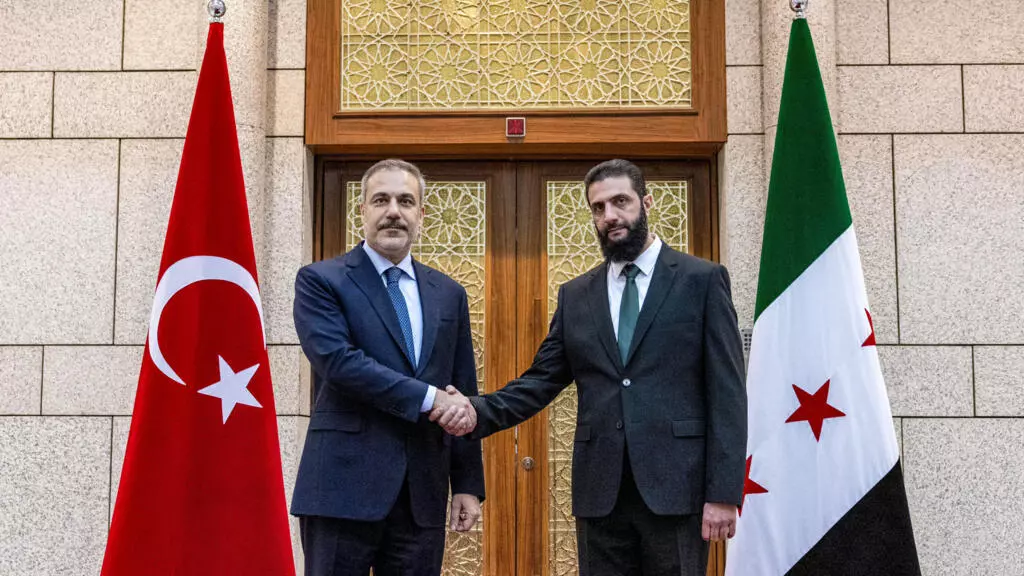 فيدان: التنسيق بين قسد وإسرائيل يعيق وحدة سوريا